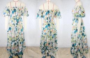 Dettaglio vestito floreale in chiffon con spalle scoperte, busto elastico e balze