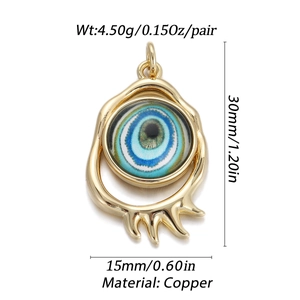 Detalle del colgante de ojo turco en cobre dorado de 30mm de alto con diseño de circón