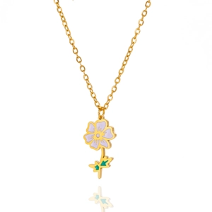 Halskette aus Gold-Edelstahl mit zartem hellviolettem Blumenanhänger auf weißem Hintergrund