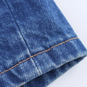 Κοντινό πλάνο από μπλε τζιν σορτς με υφή twill και πορτοκαλί διακοσμητικές ραφές
