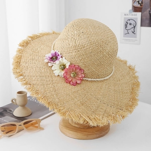 Chapeau en raphia élégant avec fleurs 3D, perles et large bord à franges douces