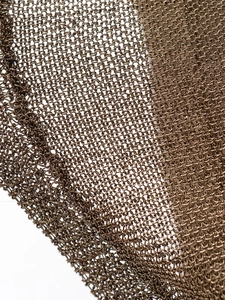 Détail macro d'une maille métallique bronze vintage avec structure à maillons fins de luxe
