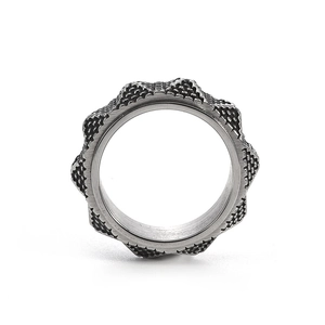 Makro-Detail von Vintage-Silber-Pyramidenring mit rotierender mechanischer Getriebestruktur
