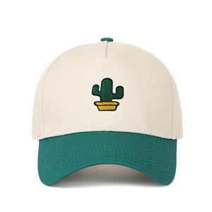 Détail de la broderie cactus sur une casquette de baseball beige et vert foncé