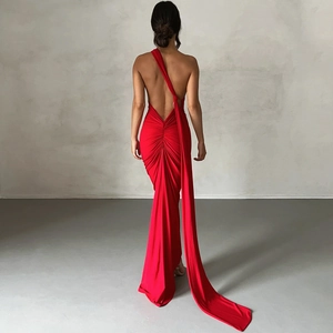 Détail d'une robe de soirée rouge dos nu avec une traîne longue et un drapé élégant