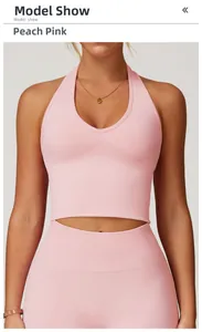 Vorderansicht vom Neckholder Sport BH und gerippten Yoga Leggings in Pfirsichrosa