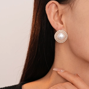 Gros plan de boucles d'oreilles carrées en perles et zircons sur le mannequin