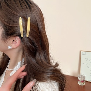 Elegante fermaglio per capelli in resina giallo pallido con scritta La Romance
