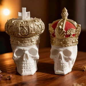 Figurine di teschio gotico con corona da re dorata e cappello da vescovo su legno