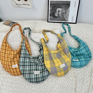 Détails de sacs hobo en toile à carreaux vintage en quatre couleurs sur fond texturé