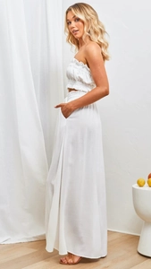 Détail de l'ensemble blanc deux pièces avec haut plissé et pantalon large en lin pour femme