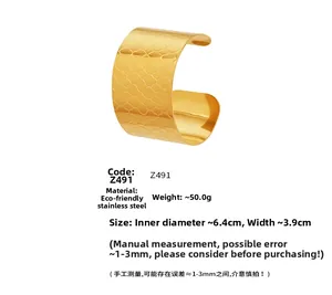 Vue détaillée du bracelet manchette doré avec texture trèfle montrant la largeur de 3,9 cm