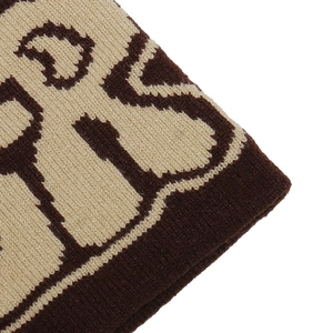 Détail du bonnet en maille montrant le lettrage jacquard Paris marron et beige clair
