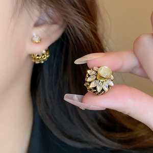 Boucles d'oreilles vintage dorées avec pétales en zircon et cristal central élégant