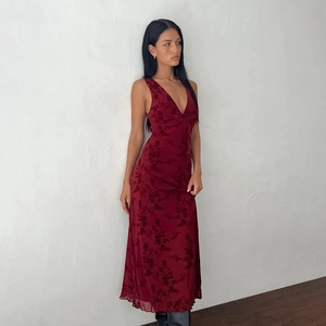 Robe longue ajustée bordeaux à imprimé fleuri avec col en V et fines bretelles
