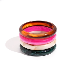 Ensemble de quatre bracelets en résine acrylique ambre, rose, blanc marbré et vert foncé