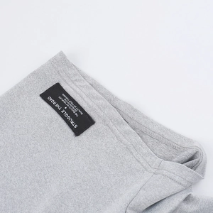 Vue détaillée de l'encolure du sweat gris avec l'étiquette tissée Struggle The Road