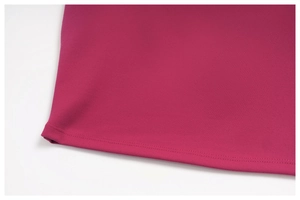Gros plan du débardeur de yoga rose rouge avec détails de couture à double aiguille sur l'ourlet