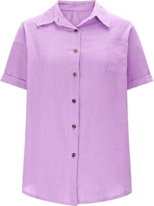 Détail de chemise violette à manches courtes avec boutons et tissu à texture fine