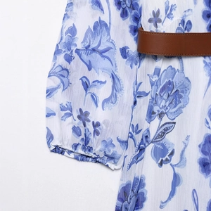 Robe midi à imprimé floral bleu avec manches bouffantes et ceinture en similicuir marron