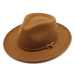 Détail d'un chapeau en feutre de laine marron avec bande en cuir et boucle en métal doré