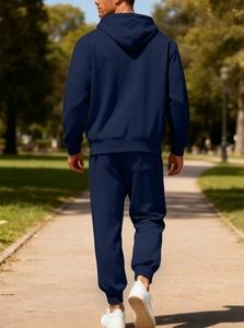 Vista posteriore di una tuta termica blu navy da uomo in un parco soleggiato