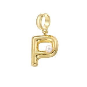 Vue détaillée du pendentif lettre P doré en 3D orné d'une perle élégante et raffinée
