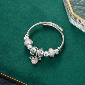 Zilveren kralenarmband met hartvormige engelenvleugels hanger op verstelbare staaldraad