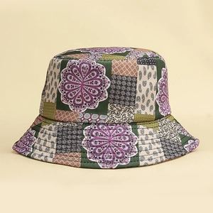 Détails de l'imprimé paisley patchwork sur chapeau bob bohème avec coutures fines