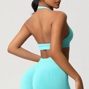 Détail d'un ensemble de yoga bleu sans couture avec brassière dos nu et legging taille haute