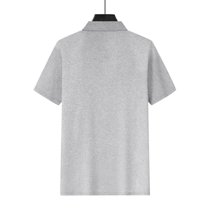 Detalle de la textura de gofre gris en la espalda de un polo casual holgado para hombre