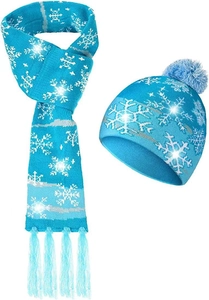 Détail de l'ensemble bonnet et écharpe en tricot bleu clair avec LED et motifs de flocons