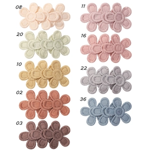 Vue détaillée de barrettes brodées de tournesols en neuf couleurs douces Morandi
