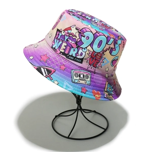 Détail d'un chapeau bob rétro des années 90 avec imprimés graffiti et slogans variés
