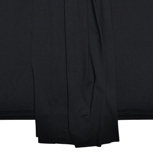 Détail du tissu de robe noire sans manches montrant une texture lisse et un drapé