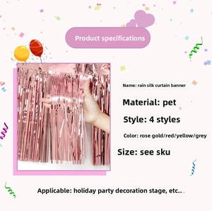 Détail de la texture du rideau de franges en aluminium or rose et caractéristiques du PET