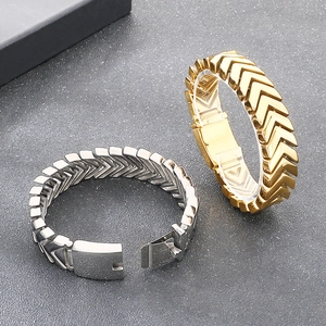 Arrowhead texture V-link stainless steel chain bracelet for men in gold and silver