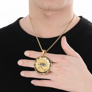 Détail du pendentif Œil d'Horus en or avec zircon et symboles antiques gravés