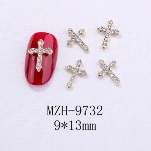 Dettaglio charm croce 9x13mm in lega dorata con strass bianchi per decorazione unghie
