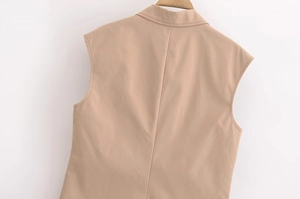 Vista posteriore di un gilet utility beige con spacco centrale e trama in tessuto