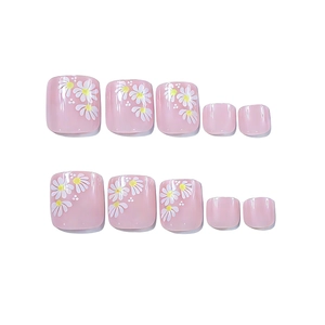 Dettaglio di unghie finte piedi quadrate rosa lucide con design a margherita bianca