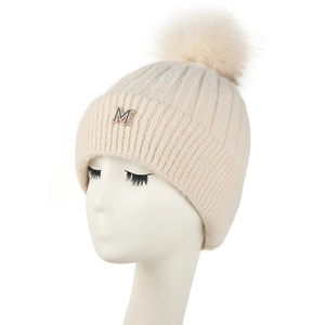 Bonnet en tricot beige avec pompon en fausse fourrure et détail M en strass pour femme