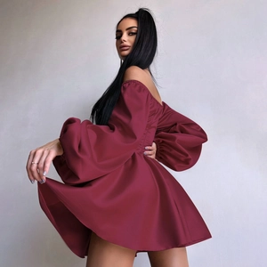 Détail d'une mini robe en satin bordeaux à épaules dénudées avec des manches bouffantes chic