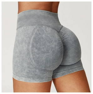 Détail du short de yoga sans couture délavé à l'acide avec effet push-up et taille haute