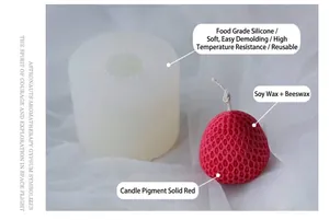 Dettaglio stampo in silicone per candela fragola con candela rossa testurizzata