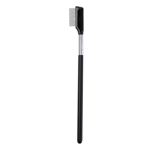 Détail du peigne à cils avec manche noir et dents fines en métal pour sourcils