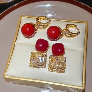 Élégantes boucles d'oreilles carrées en zircon rouge avec placage d'or pour femmes