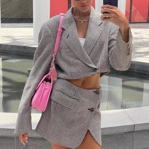 Ensemble chic pour femme avec blazer court et mini-jupe à motif pied-de-poule noir et blanc