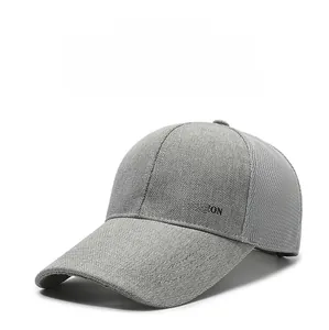Détail de la casquette grise avec maille respirante et impression texte mode sur le côté