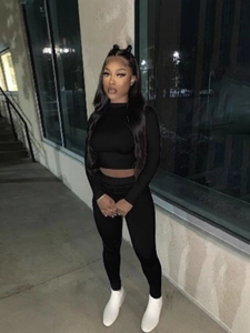 Ensemble deux pièces pour femme avec crop top noir à manches longues et legging moulant